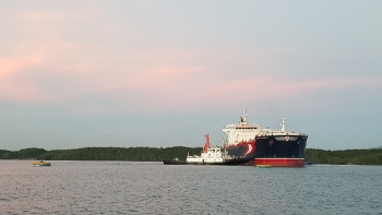 The first vessel moored at Buoy BP-10 HAIVANSHIP