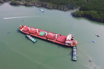 Haivanship tug assist CROWNED EAGLE (55,940 DWT) mooring buoys Haivanship-BP1