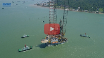 Floating on Deep Driller 3 on board Heavylift Hua Sheng Long