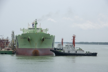 Assisting M/T BV MALACCA unberthing at PVGas port.