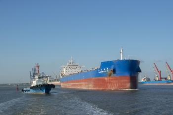 Assisting M/V Shandong Fu ze unberthing at Phu My port - Baria Vung Tau.