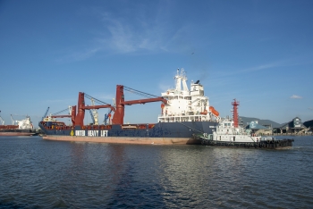 Assisting M/V TASMANIC WINTER berthing