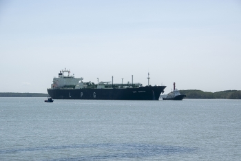 Assisting M/V LEO GREEN berthing at PvGas port at Cai Mep (Vung Tau)
