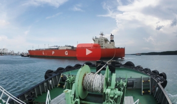 Assisting LNG vessel Gas Friend unberthing at PVGas port