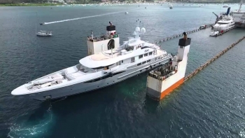 Amazing Aerial Video Of Yacht Carrier – Super Servant 4 At Work
