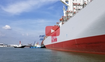 Performing Azimuth system by tugboat Sea Tiger, Mirai, Kasuga to assist M/V OOCL berthing at TCIT port