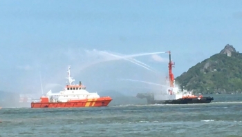 WATCH: Performing firefighting by Tugboat Kasuga in Dec 2015 ​