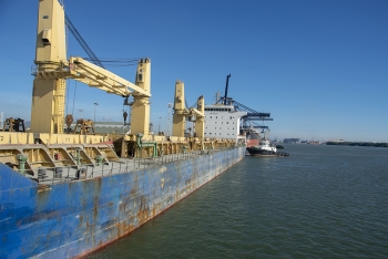 Assisting M/V Ocean Queen (53,505 DWT) berthing at Holcim port