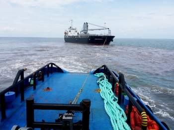 Tugboat Sea Winner salvage the ship OCEAN SEAGULL