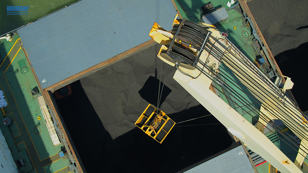 Stevedore working on vessel GERTRUDE OLDENDORFF for discharging coal Discharging coal in Vietnam