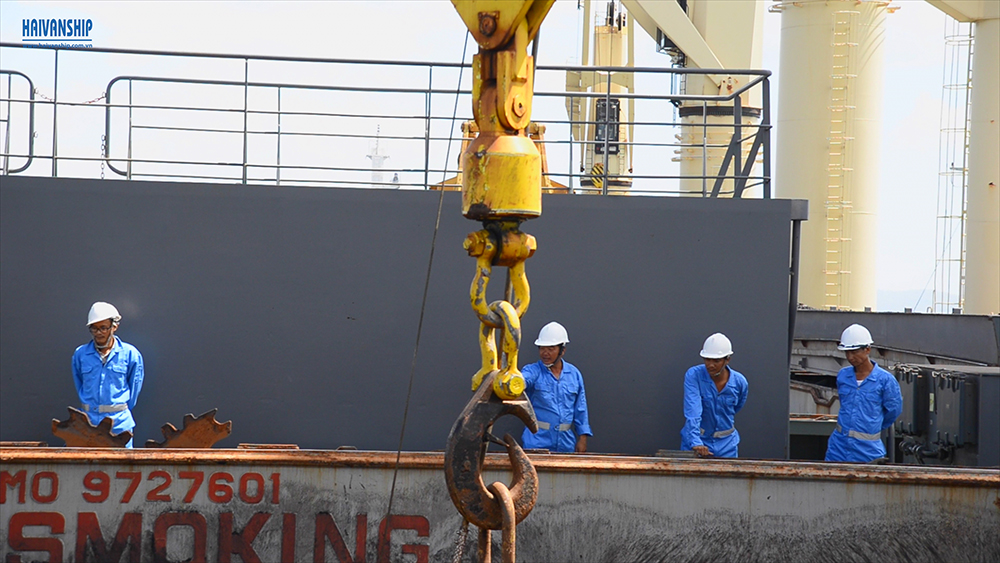 Stevedore working on vessel GERTRUDE OLDENDORFF for discharging coal Discharging coal in vietnam