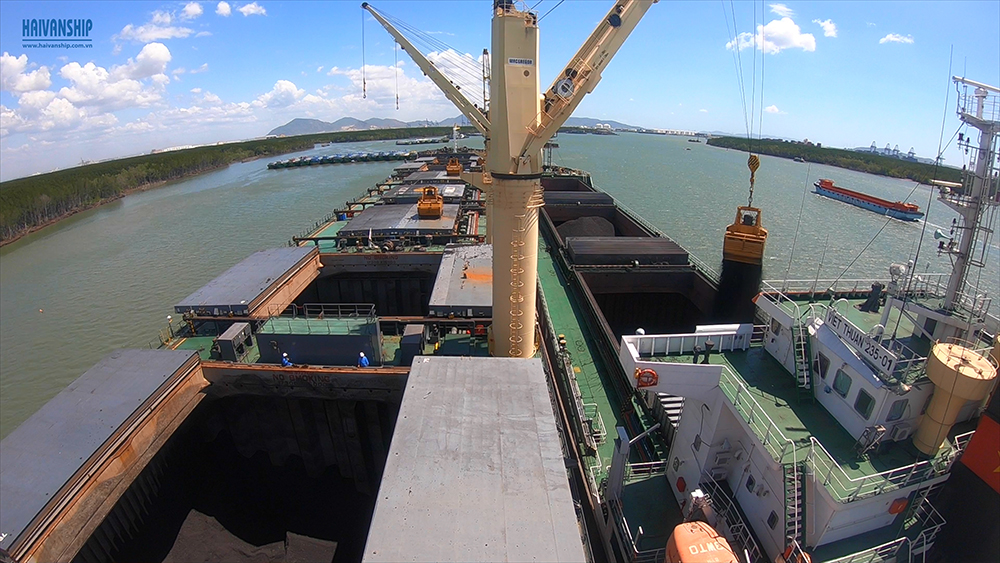 Discharging Coal in vietnam Discharging coal in vietnam