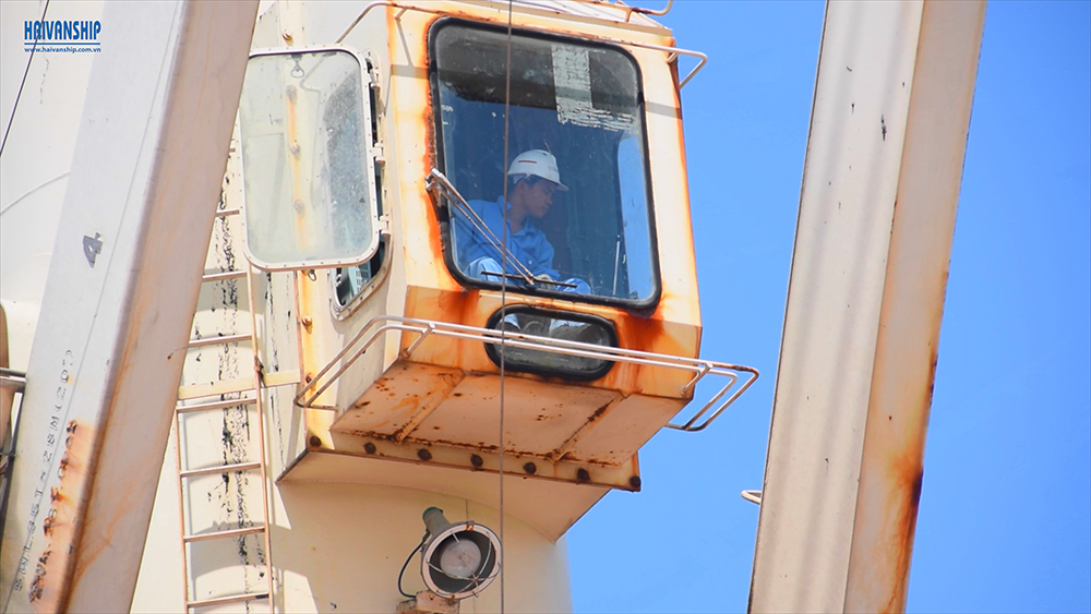 Stevedore working on vessel GERTRUDE OLDENDORFF for discharging coal Discharging coal in vietnam