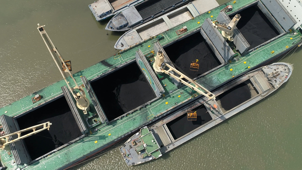 Discharging Coal in vietnam Tugboat in vietnam