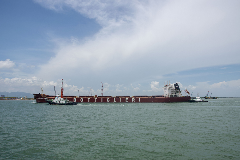 tugboat in vungtau