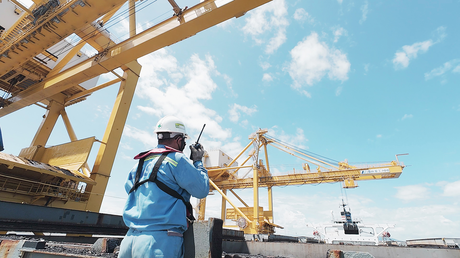 Stevedore working on vessel GERTRUDE OLDENDORFF for discharging coal Pre-work meeting