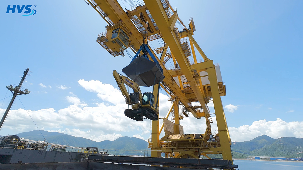 Stevedore working on vessel GERTRUDE OLDENDORFF for discharging coal Discharging coal in vietnam
